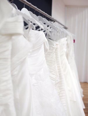 Viele Brautkleider hintereinander in unserer Chemischen Reinigung in Hamburg.